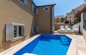 a swimming pool in the backyard of a house at Apartments Listes in Milna