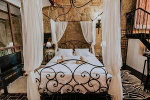 a bedroom with a black and white bed with curtains at Durmiendo como Reyes en la Rioja in Cihuri