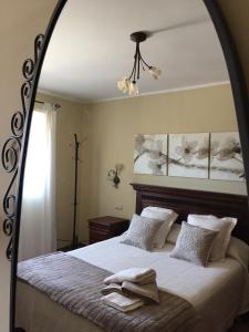 ein Schlafzimmer mit einem großen Bett und einem Spiegel in der Unterkunft Los dragos in Masdache