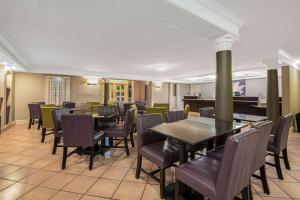 מסעדה או מקום אחר לאכול בו ב-La Quinta Inn by Wyndham San Antonio I-35 N at Toepperwein