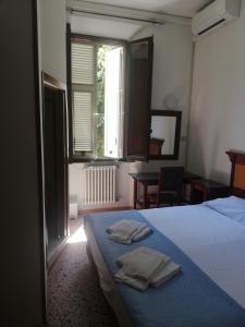 フォッローニカにあるHOTEL MAIDAのベッドルーム1室(ベッド1台、タオル2枚付)
