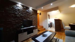 TV a/nebo společenská místnost v ubytování Apartman Sunčana dolina, Zaovine