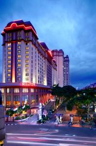 duży budynek hotelowy z oświetleniem w obiekcie Redtop Hotel & Convention Center w Dżakarcie