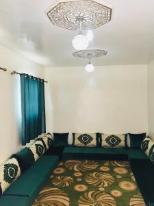 - un salon avec un canapé et un lustre dans l'établissement BLEU-IRIS Apartments DAKHLA, à Dakhla