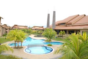 Una vista aérea de una piscina de un complejo turístico con palmeras. en Hotel Felda Residence Tanjung Leman, en Jemaluang