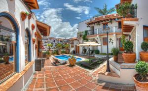 uma imagem de uma casa com piscina em Hotel Santa Paula em Taxco de Alarcón