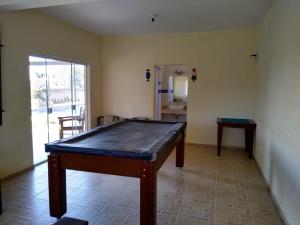 een kamer met een tafeltennistafel in een kamer bij Chacara Fernandes in Mairinque