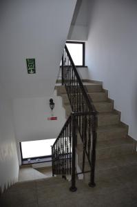 uma escada num edifício com uma escada em Casa Daren em Costinesti