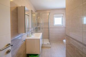 a bathroom with a sink and a shower and a toilet at Apartman Zoe Vrbnik in Vrbnik