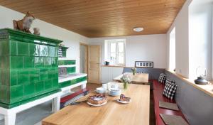 sala de estar con mesa y pared verde en WÄLDER: Quartier Bierbronnen en Weilheim