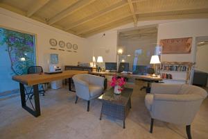 a living room with a desk and chairs and a table at Costa Luvi Hotel Bodrum - All Inclusive in Gümbet