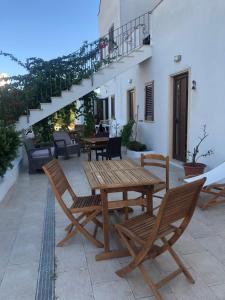 una mesa de madera y sillas en un patio en Bianchito Sea, en Peschici