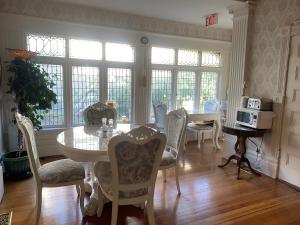 a dining room with a table and chairs at Haterleigh Heritage Inn in Victoria