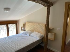 a bedroom with a bed with a wooden head board at Casa del Portón in Valencia