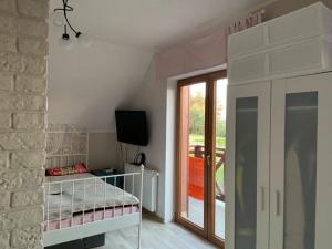 Łóżko lub łóżka w pokoju w obiekcie Zakątek RąbÓwka Dom Ryby Bania