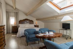 sypialnia z łóżkiem, stołem i krzesłami w obiekcie Hotel Villa Mabapa w Lido di Venezia