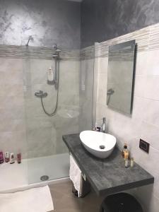 MY DREAM في كابو دورلاندو: حمام مع حوض ودش