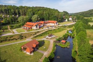 una vista aérea de una casa con un río en Ostrzyce Spa, en Ostrzyce