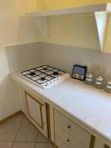 une cuisine avec une cuisinière sur un comptoir dans l'établissement Casa Salina, à Santa Marina Salina