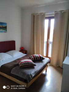 MontferrierにあるChalet Hotel Les Marmottes 2 étoiles NNのベッドルーム1室(枕付きのベッド1台、窓付)