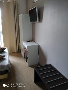 MontferrierにあるChalet Hotel Les Marmottes 2 étoiles NNのソファと壁掛けテレビのあるリビングルーム