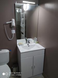 MontferrierにあるChalet Hotel Les Marmottes 2 étoiles NNのバスルーム(洗面台、トイレ付)、電話が備わります。 +27枚の写真