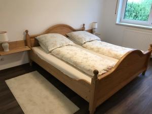 two twin beds in a room with a window at Ferienwohnung „Frosch“ in Neukirchen-Balbini