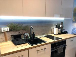 Kuchyňa alebo kuchynka v ubytovaní Apartament Na Mierzei - SALA ZABAW, SIŁOWNIA - 365PAM