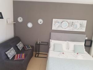 A bed or beds in a room at Apartamentos Minerva- Jupiter