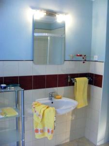 bagno con lavandino, specchio e asciugamani di Dasen a Umag (Umago)