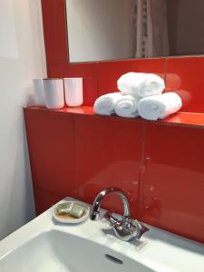 瓦爾代布洛爾的住宿－Le Manaïrou，浴室配有盥洗盆、镜子和毛巾