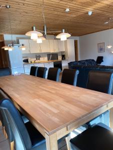 uma sala de conferências com uma mesa de madeira e cadeiras em Hafjell Grenda lejligheder em Hafjell