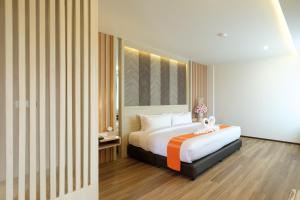 美索Monte Maesot hotel的房间里有一张大床的卧室