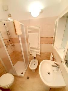 トリノにあるTorino centroのバスルーム(洗面台、トイレ、シャワー付)