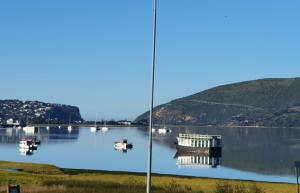 vistas a un lago con barcos en el agua en Lakeside Accommodation, en Knysna