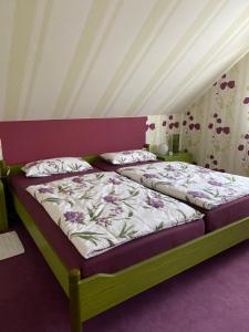 a bedroom with two twin beds with flowers on them at Ferienwohnung Paulina in Braunschweig