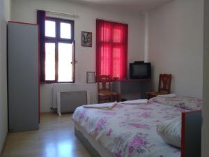 1 dormitorio con 2 camas y ventana en Guest House - Batak en Batak