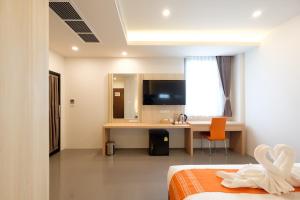 Monte Maesot hotel的电视和/或娱乐中心