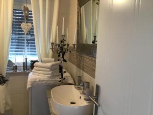 バート・リーベンシュタインにあるVilla Florentineのバスルーム(シンク、鏡、タオル付)