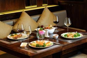Pilihan makan tengah hari dan/atau makan malam tersedia untuk tetamu di Hillary Hanoi Hotel
