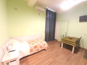 מיטה או מיטות בחדר ב-Torino central-- rooms and Apartments - Alba