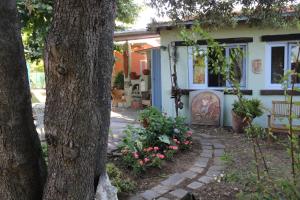 A garden outside Lo Chalet dell'Artista