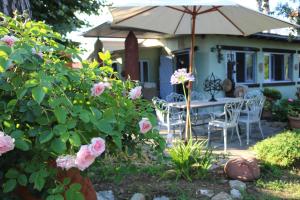 A garden outside Lo Chalet dell'Artista
