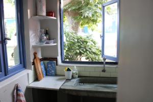 un bagno con lavandino e due finestre di Lo Chalet dell'Artista a Torre del Lago Puccini