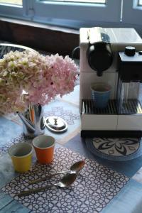 Coffee and tea making facilities at Lo Chalet dell'Artista