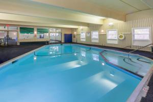 Bazen u objektu Holiday Inn Club Vacations Oak n Spruce Resort in the Berkshires ili u blizini