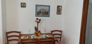 stół jadalny z wazonem owoców w obiekcie Apartment Monica w mieście Senj