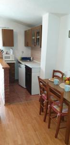 Kuchyň nebo kuchyňský kout v ubytování Apartment Monica