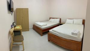 Giường trong phòng chung tại Khách Sạn HOÀNG KIM