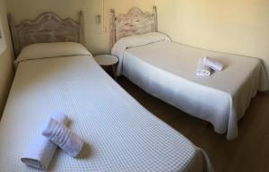 卡拉恩·布拉內斯Apartamentos Surest的配有两张睡床的房间,里面摆放着袜子 更多25张照片